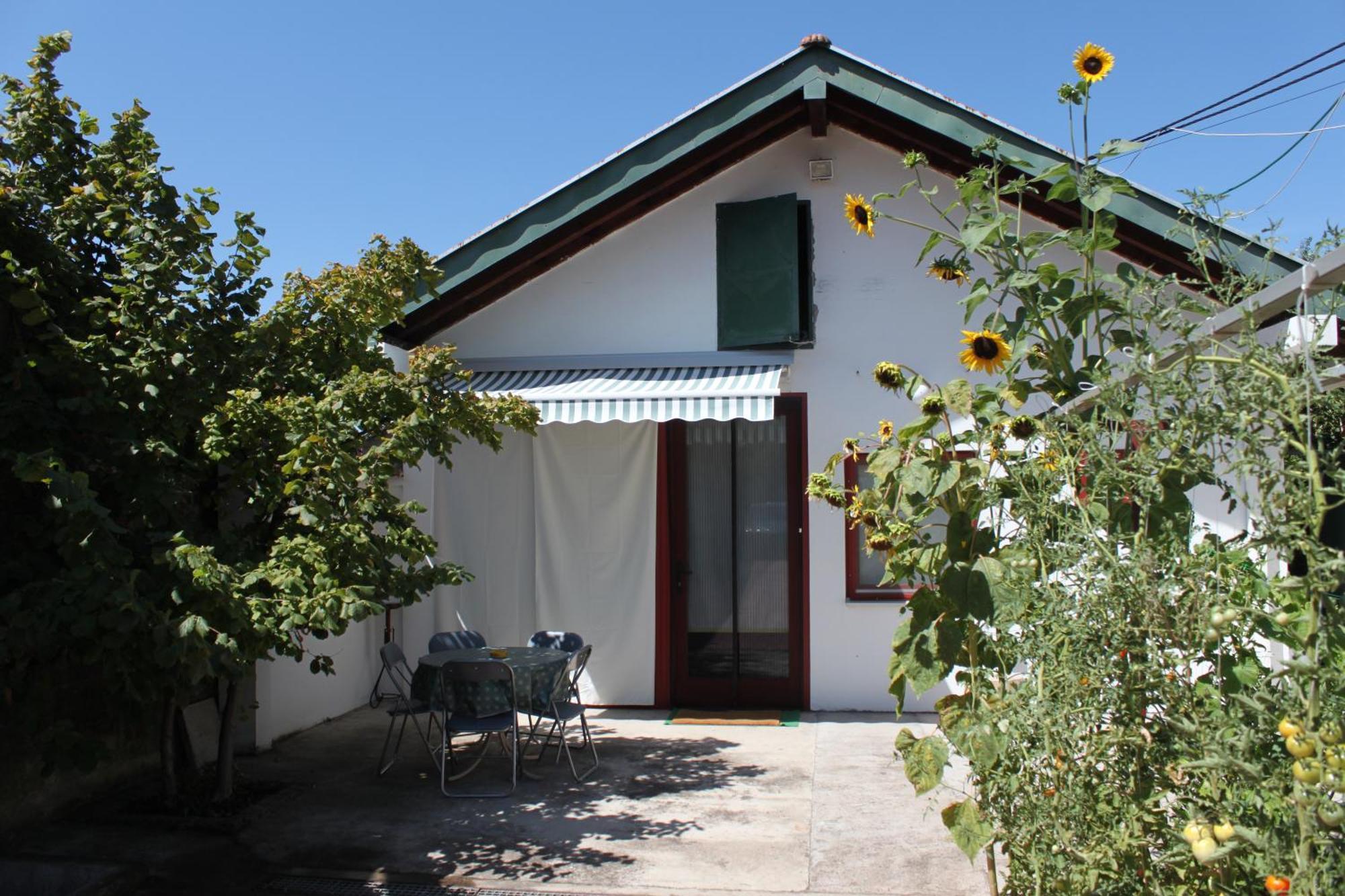 Boulevard Garden House - Free And Save Parking In The Locked Yard Cuprija Room photo