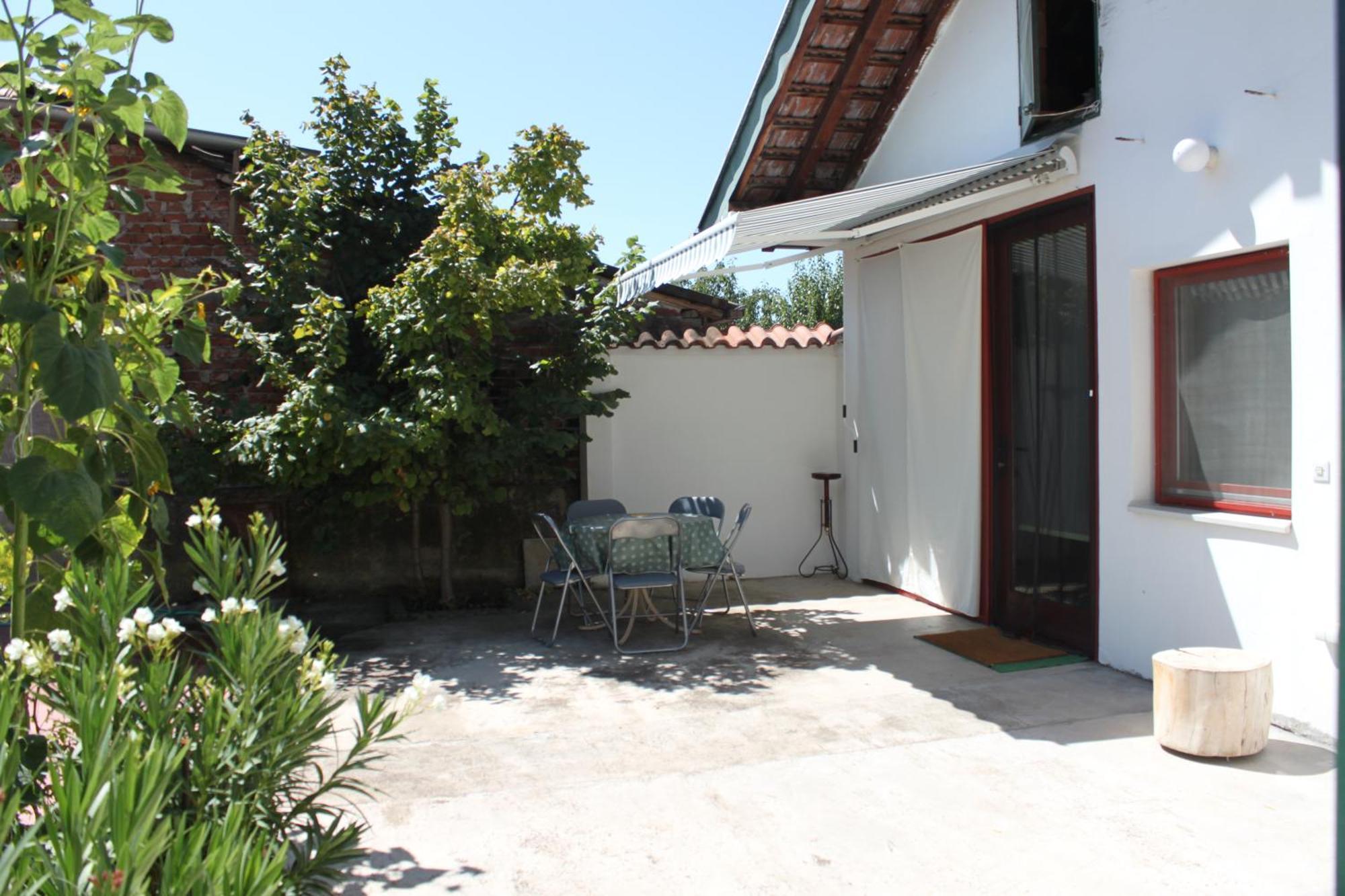 Boulevard Garden House - Free And Save Parking In The Locked Yard Cuprija Room photo